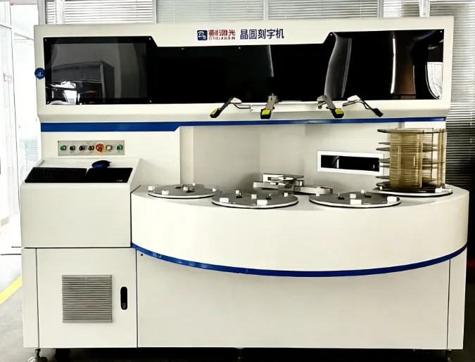 晶圓加工設備與工廠主控機柜之間的數據互聯,光帶表示數據雙向流動